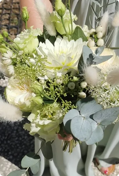 Bouquet de mariée blanc et vert aux dahlias, lisianthus et eucalyptus