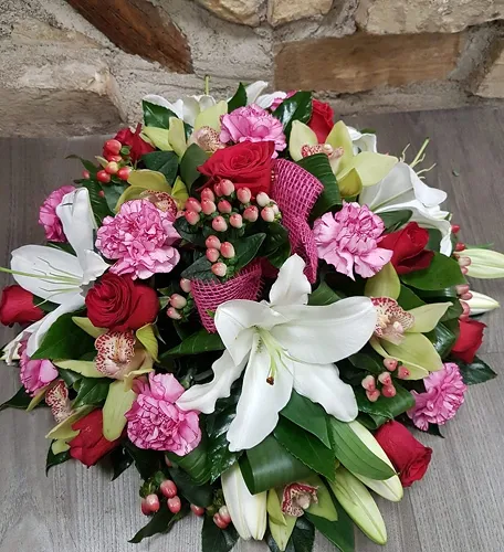 Composition de lys blancs, roses rouges et œillets roses