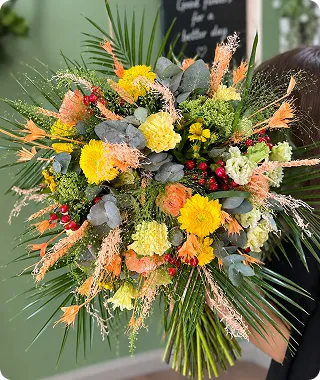 Bouquet champêtre jaune et orange aux fleurs variées