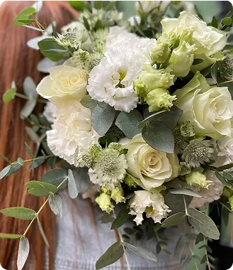Bouquet de roses blanches, lisianthus et feuillages naturels