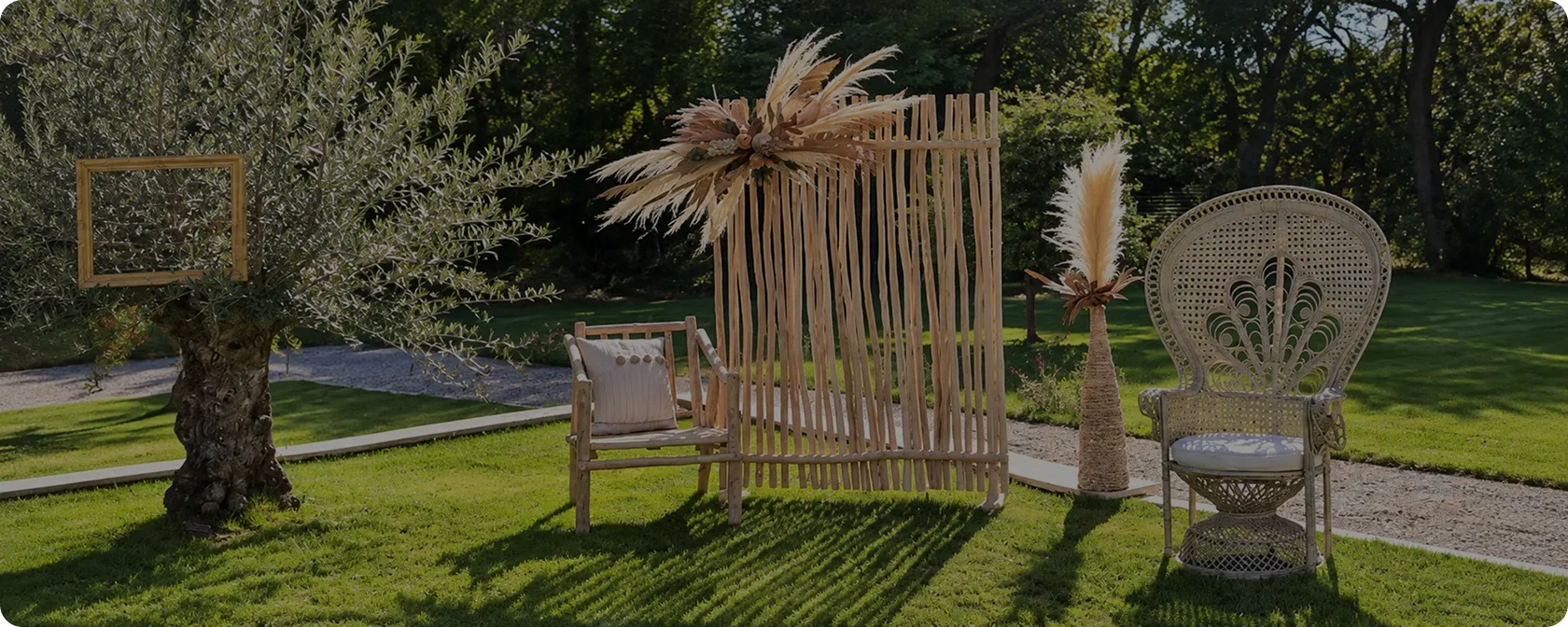 Salon de jardin en rotin et paravent de bambou décorés de pampas pour une réception